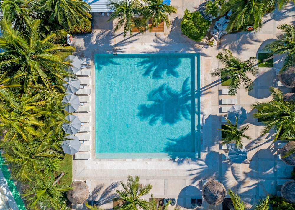 InterContinental Presidente Cancun Resort by IHG — Swimming pool in Cancun, Quintana Roo