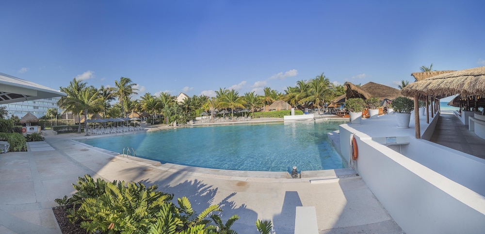 InterContinental Presidente Cancun Resort by IHG — Swimming pool in Cancun, Quintana Roo