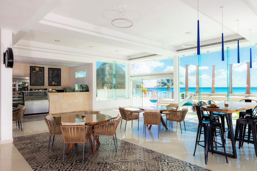 Krystal Cancun — Restaurant & bars in Cancun, Quintana Roo