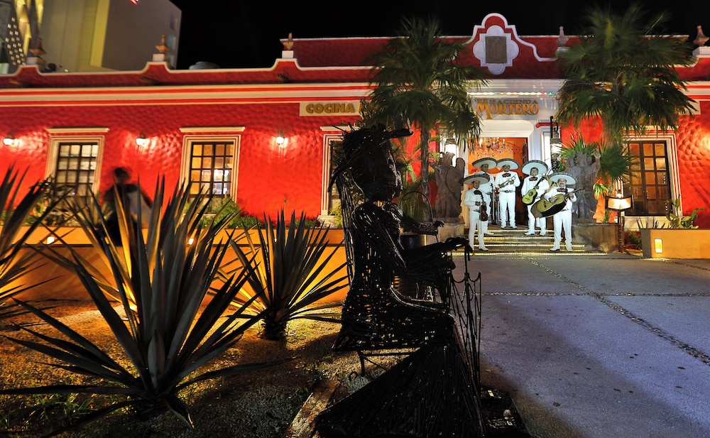 Krystal Cancun — Restaurant & bars in Cancun, Quintana Roo