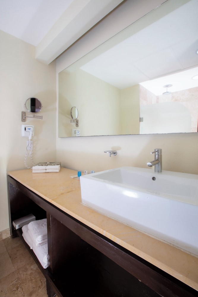 Krystal Cancun — Hotel rooms in Cancun, Quintana Roo
