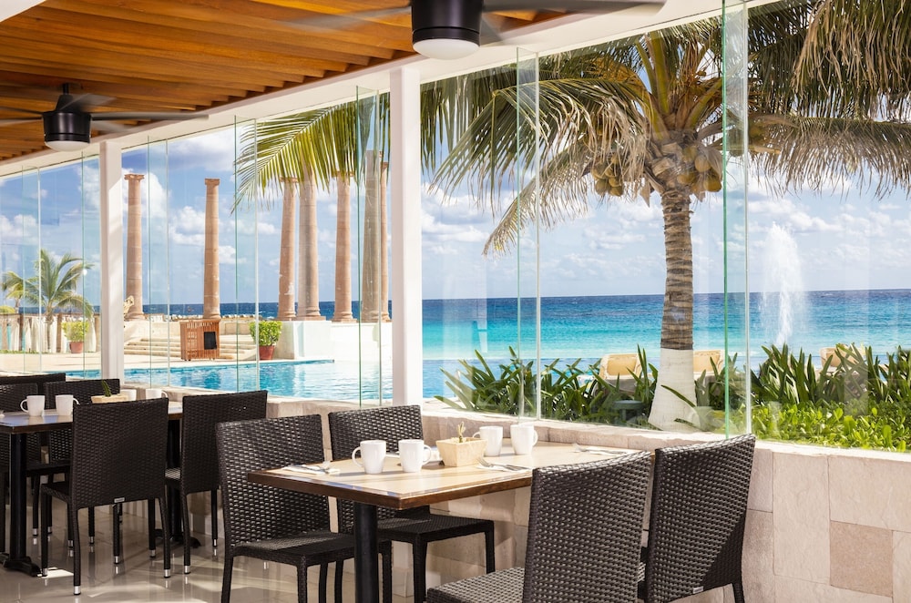 Krystal Cancun — Restaurant & bars in Cancun, Quintana Roo
