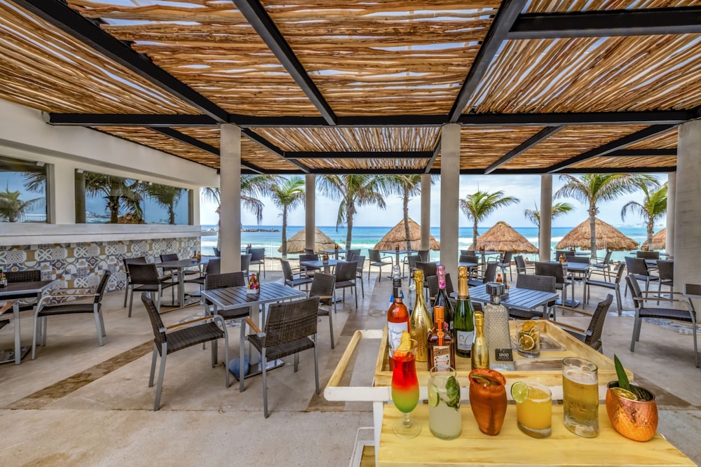 Krystal Cancun — Restaurant & bars in Cancun, Quintana Roo