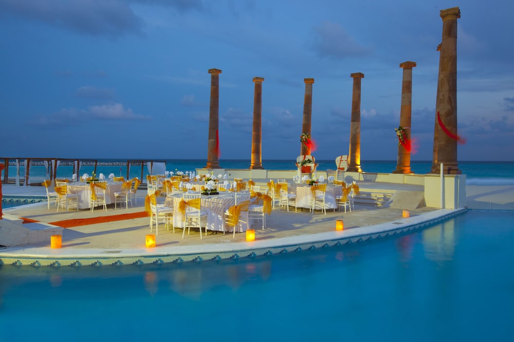 Krystal Cancun — Restaurant & bars in Cancun, Quintana Roo
