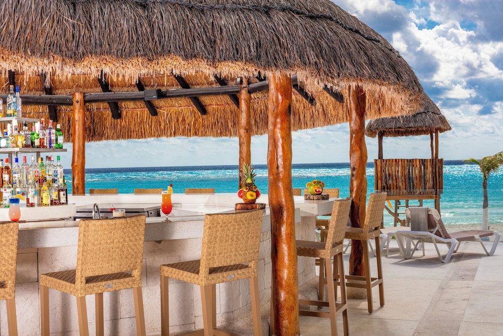 Krystal Cancun — Restaurant & bars in Cancun, Quintana Roo