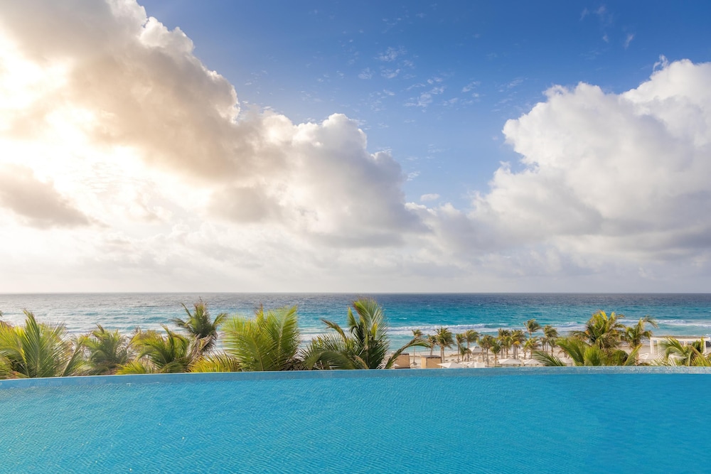 Le Blanc Spa Resort Cancun - Adults Only - All-Inclusive — Swimming pool in Cancun, Quintana Roo