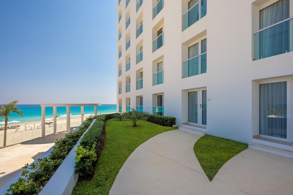 Le Blanc Spa Resort Cancun - Adults Only - All-Inclusive — Hotel building in Cancun, Quintana Roo