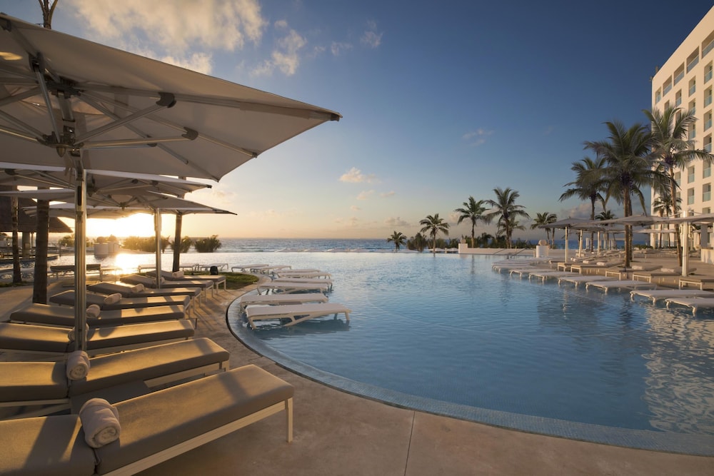 Le Blanc Spa Resort Cancun - Adults Only - All-Inclusive — Swimming pool in Cancun, Quintana Roo