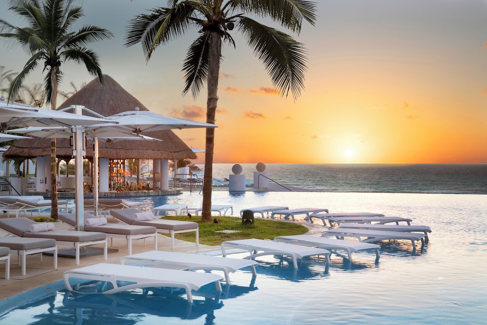 Le Blanc Spa Resort Cancun - Adults Only - All-Inclusive — Swimming pool in Cancun, Quintana Roo