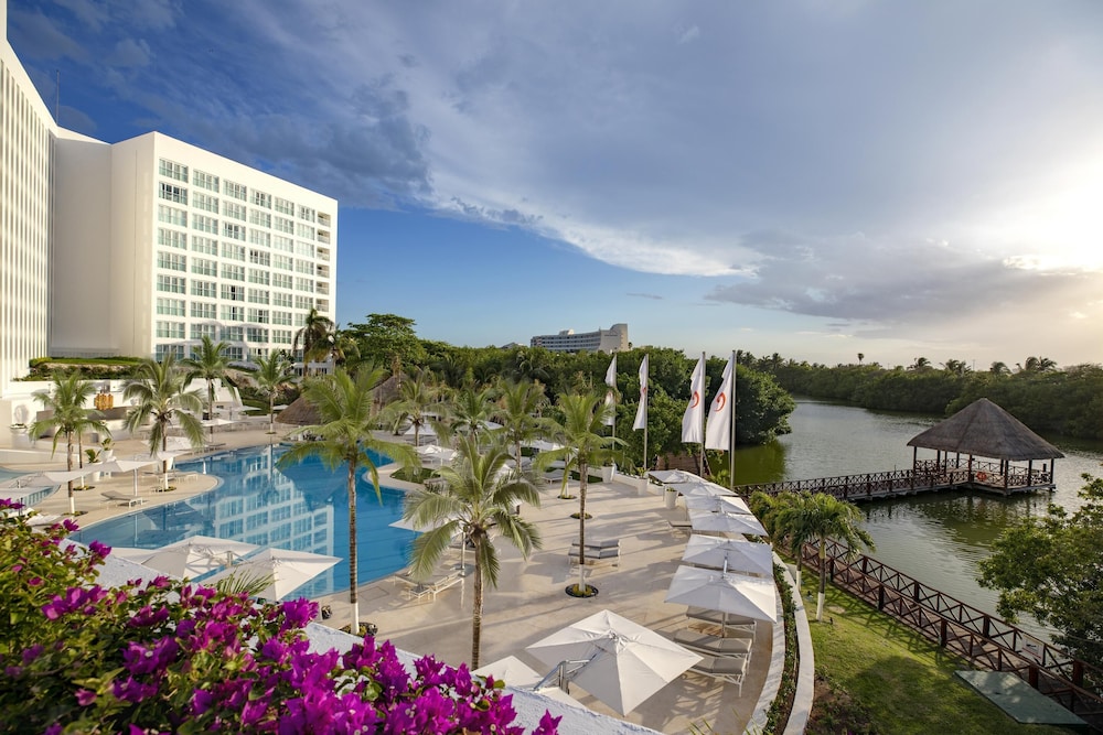 Le Blanc Spa Resort Cancun - Adults Only - All-Inclusive — Swimming pool in Cancun, Quintana Roo