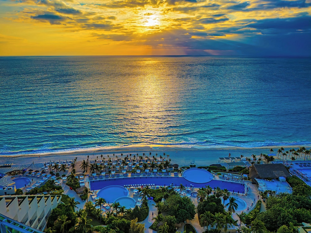 Live Aqua Cancun - Adults Only - All-Inclusive — Swimming pool in Cancun, Quintana Roo