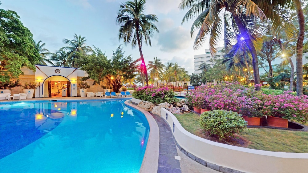 Oasis Palm - All Inclusive — Swimming pool in Cancun, Quintana Roo