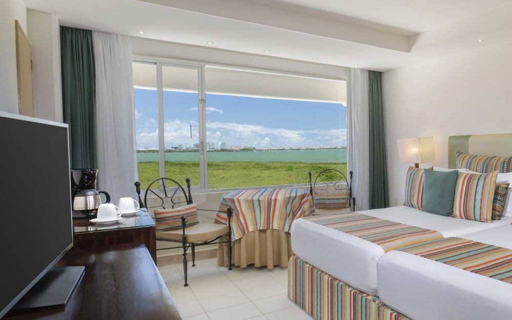 Oasis Palm - All Inclusive — Hotel rooms in Cancun, Quintana Roo