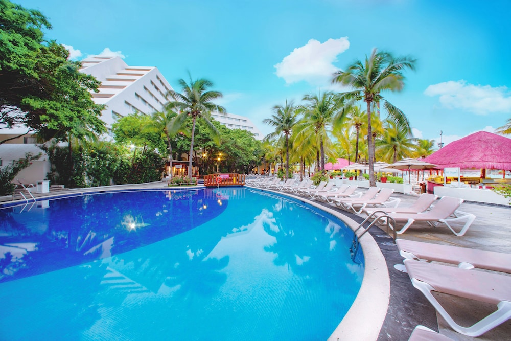 Oasis Palm - All Inclusive — Swimming pool in Cancun, Quintana Roo