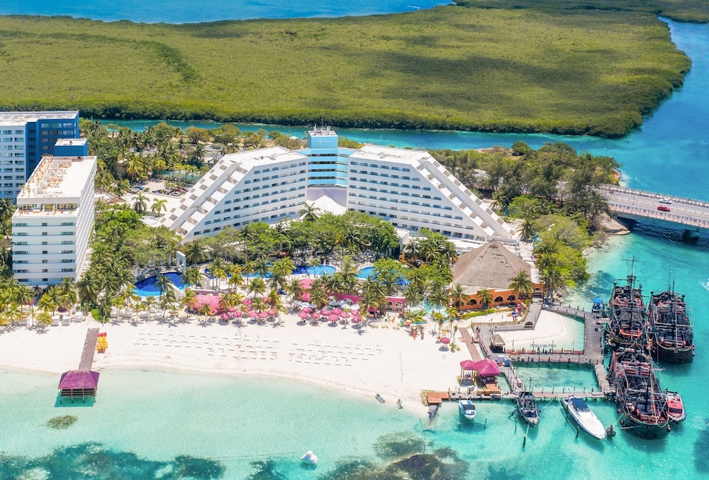 Oasis Palm - All Inclusive — Hotel building in Cancun, Quintana Roo