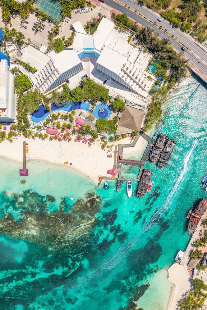 Oasis Palm - All Inclusive — Beach in Cancun, Quintana Roo