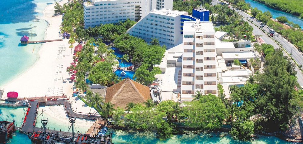 Oasis Palm - All Inclusive — Hotel building in Cancun, Quintana Roo