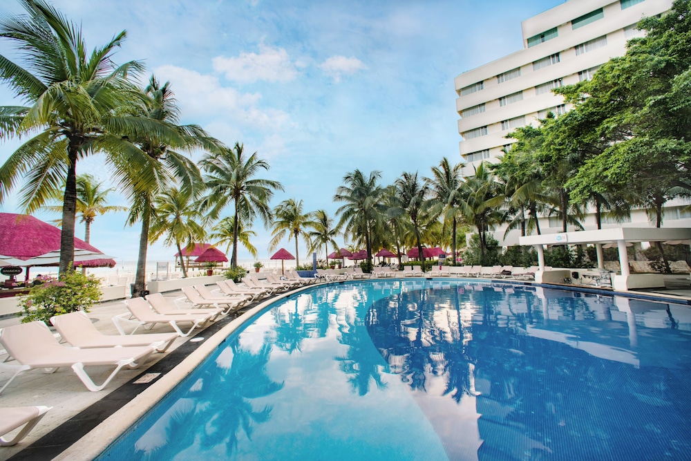 Oasis Palm - All Inclusive — Swimming pool in Cancun, Quintana Roo