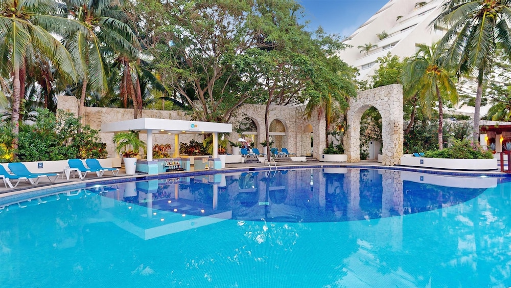 Oasis Palm - All Inclusive — Swimming pool in Cancun, Quintana Roo