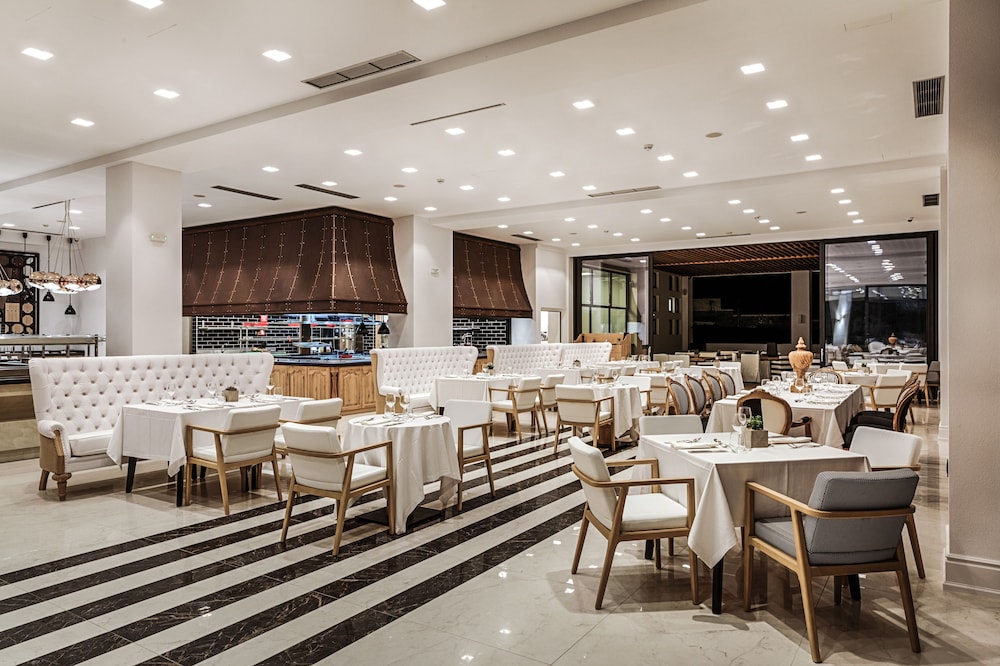 Abaton Island Resort & Spa — Restaurant & bars in Hersonissos