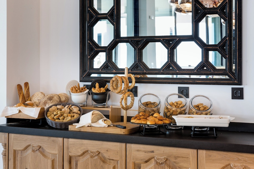Abaton Island Resort & Spa — Restaurant & bars in Hersonissos