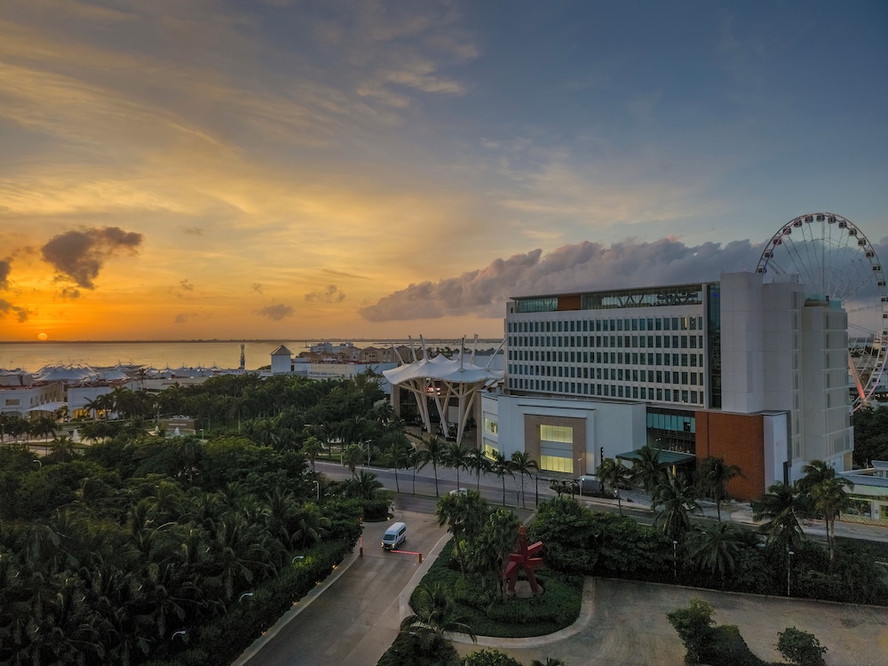 Park Royal Beach Cancun - All Inclusive — Hotel building in Cancun, Quintana Roo