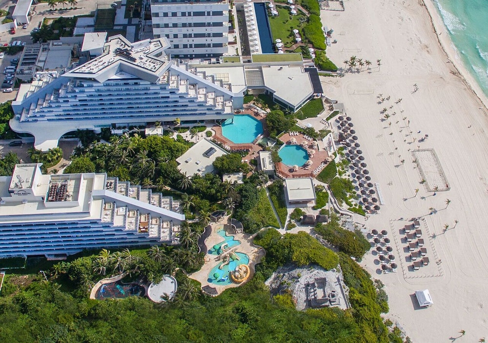 Park Royal Beach Cancun - All Inclusive — Hotel building in Cancun, Quintana Roo
