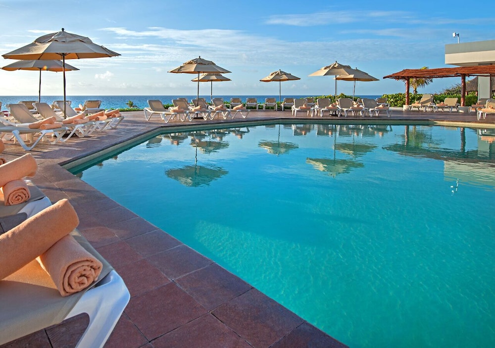 Park Royal Beach Cancun - All Inclusive — Swimming pool in Cancun, Quintana Roo