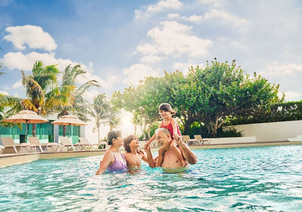 Park Royal Beach Cancun - All Inclusive — Swimming pool in Cancun, Quintana Roo