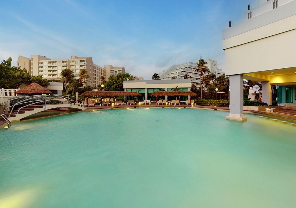 Park Royal Beach Cancun - All Inclusive — Swimming pool in Cancun, Quintana Roo
