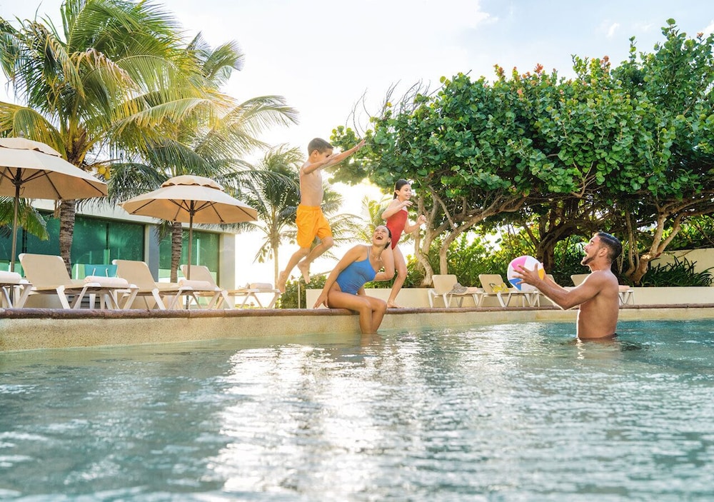 Park Royal Beach Cancun - All Inclusive — Swimming pool in Cancun, Quintana Roo