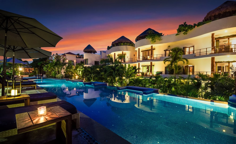 Porto Playa Condo Hotel & Beachclub — Swimming pool in Playa del Carmen, Quintana Roo