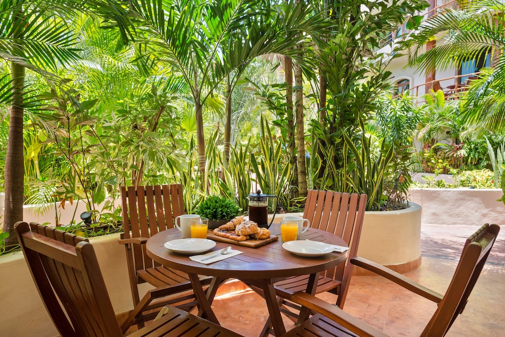 Porto Playa Condo Hotel & Beachclub — Hotel building in Playa del Carmen, Quintana Roo
