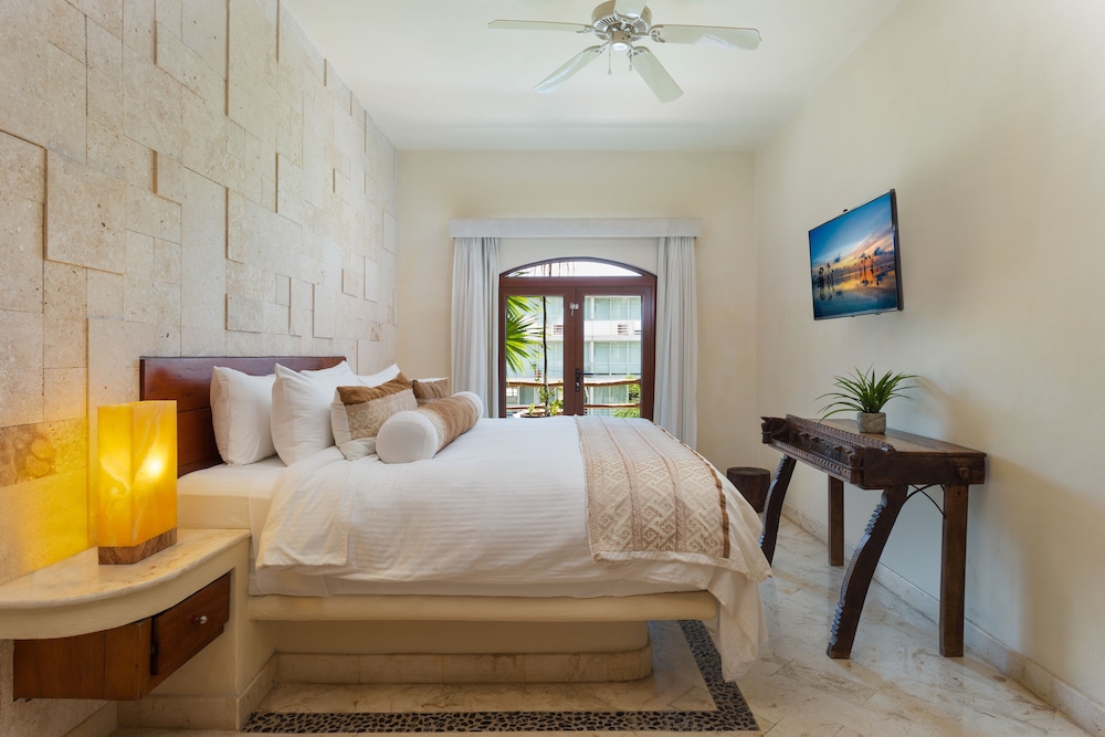 Porto Playa Condo Hotel & Beachclub — Hotel rooms in Playa del Carmen, Quintana Roo