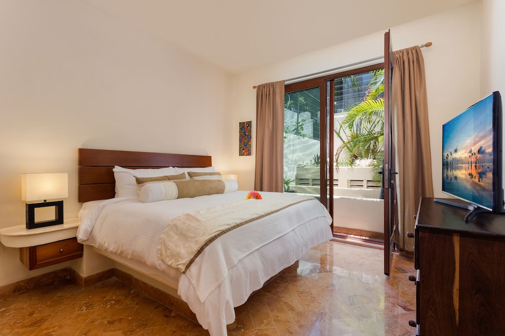 Porto Playa Condo Hotel & Beachclub — Hotel rooms in Playa del Carmen, Quintana Roo
