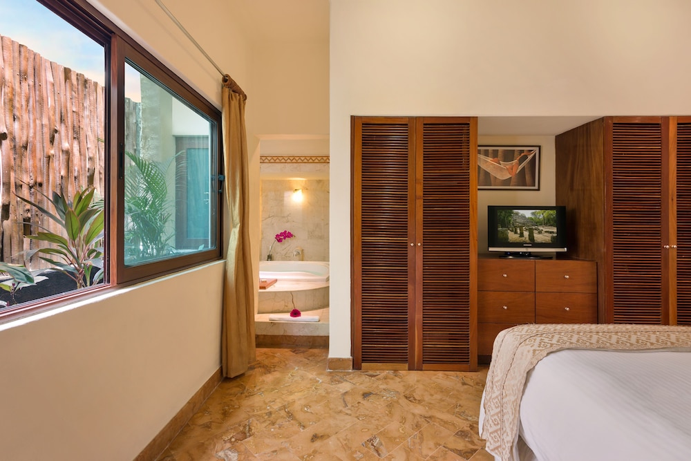 Porto Playa Condo Hotel & Beachclub — Hotel rooms in Playa del Carmen, Quintana Roo