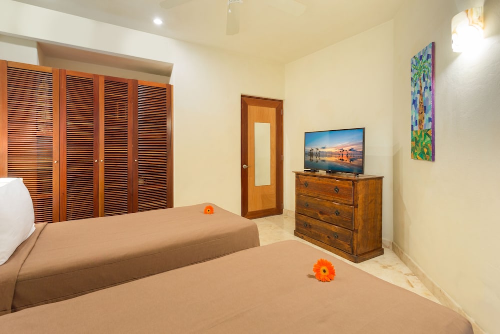 Porto Playa Condo Hotel & Beachclub — Hotel rooms in Playa del Carmen, Quintana Roo