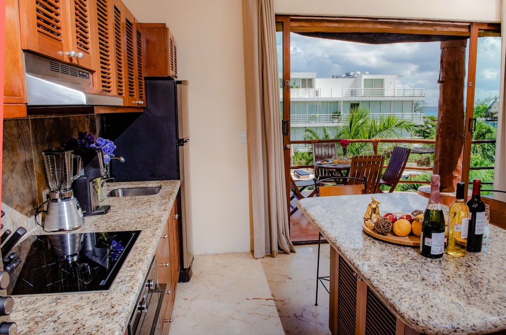 Porto Playa Condo Hotel & Beachclub — Hotel rooms in Playa del Carmen, Quintana Roo