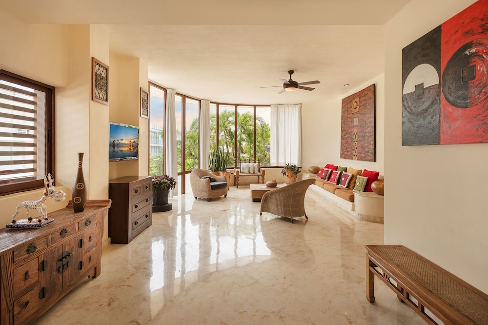 Porto Playa Condo Hotel & Beachclub — Hotel rooms in Playa del Carmen, Quintana Roo