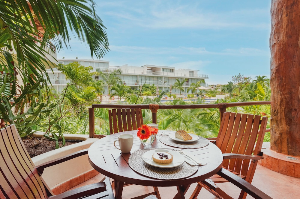 Porto Playa Condo Hotel & Beachclub — Hotel building in Playa del Carmen, Quintana Roo