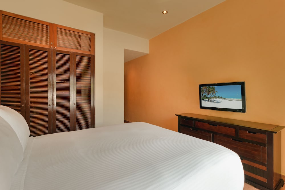 Porto Playa Condo Hotel & Beachclub — Hotel rooms in Playa del Carmen, Quintana Roo