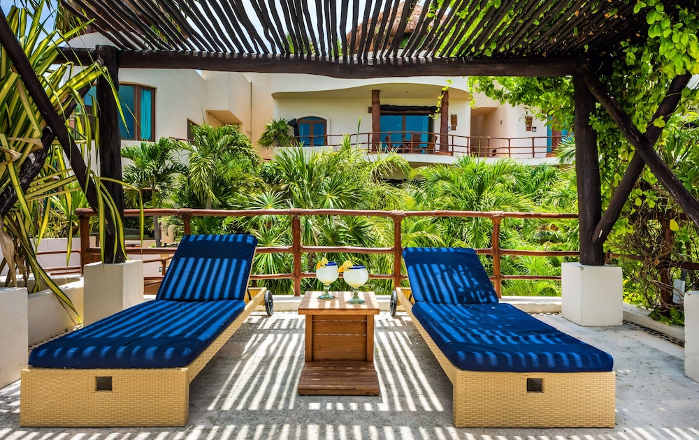 Porto Playa Condo Hotel & Beachclub — Hotel building in Playa del Carmen, Quintana Roo