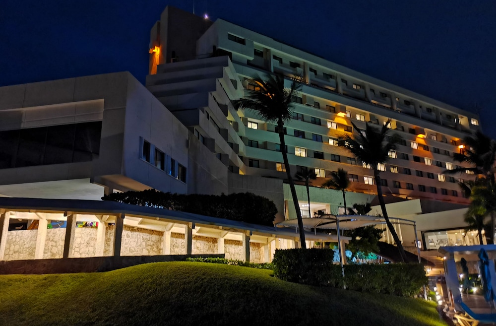 Royal Solaris Cancun - All Inclusive — Hotel building in Cancun, Quintana Roo
