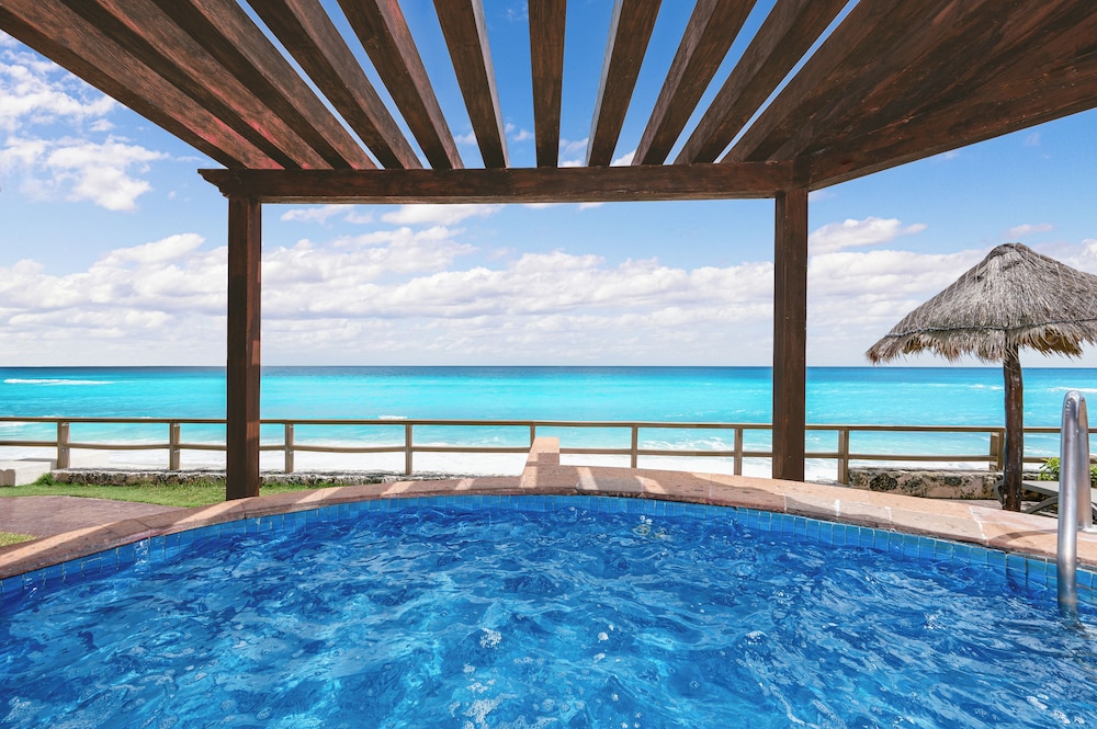 Royal Solaris Cancun - All Inclusive — Swimming pool in Cancun, Quintana Roo