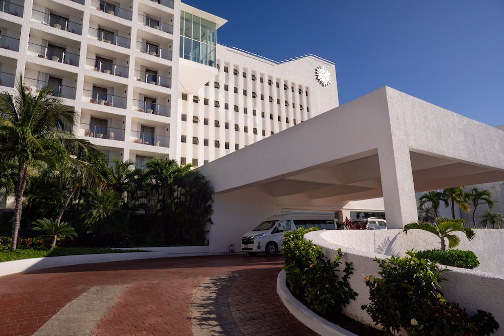 Sunset Royal Beach Resort - All Inclusive — Hotel building in Cancun, Quintana Roo