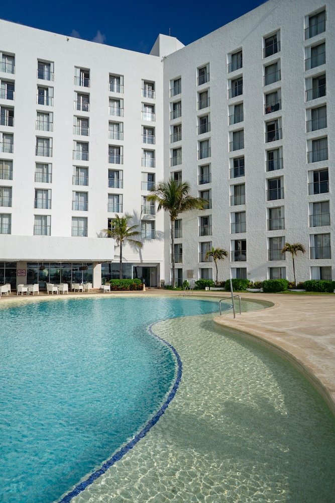 Sunset Royal Beach Resort - All Inclusive — Hotel building in Cancun, Quintana Roo