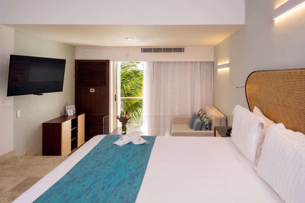 Sunset Royal Beach Resort - All Inclusive — Hotel rooms in Cancun, Quintana Roo
