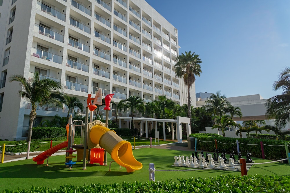 Sunset Royal Beach Resort - All Inclusive — Hotel building in Cancun, Quintana Roo