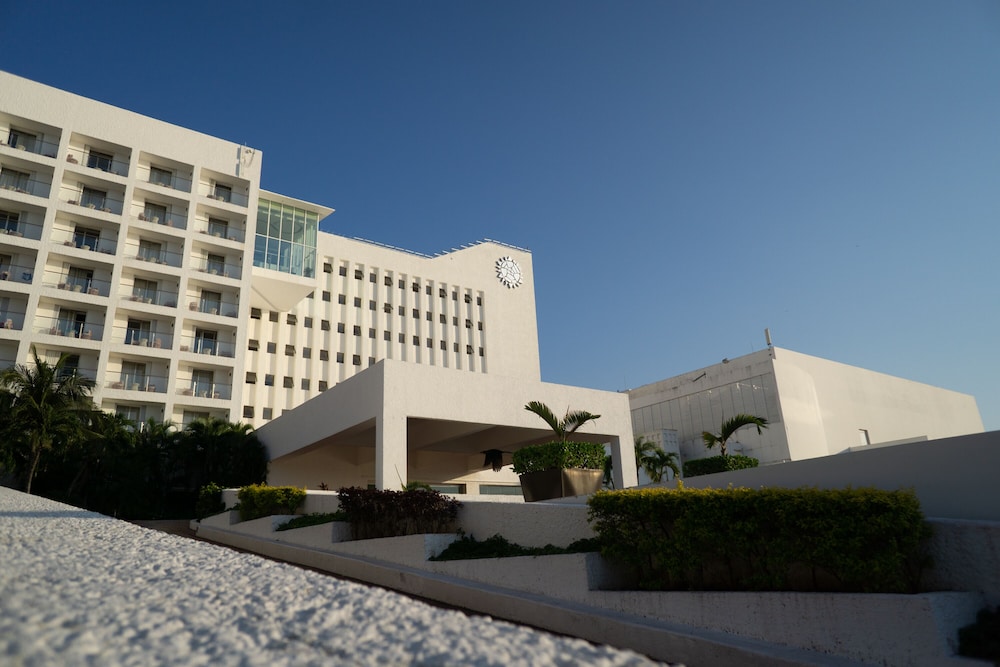 Sunset Royal Beach Resort - All Inclusive — Hotel building in Cancun, Quintana Roo