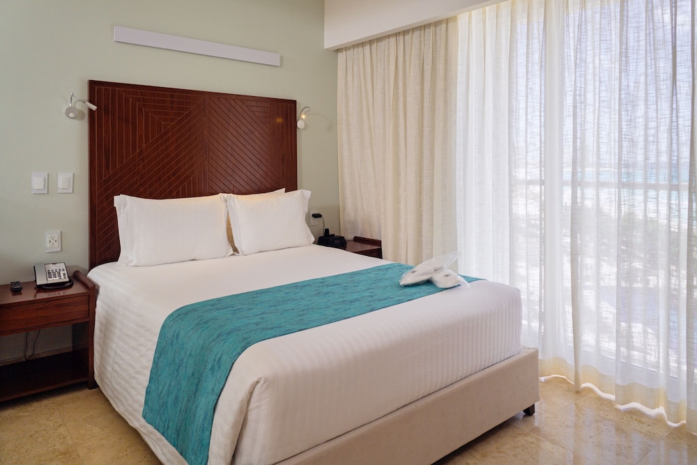 Sunset Royal Beach Resort - All Inclusive — Hotel rooms in Cancun, Quintana Roo